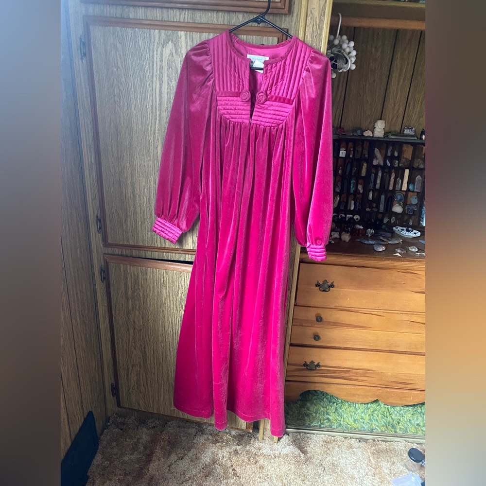 Beautiful vintage house coat with pockets!